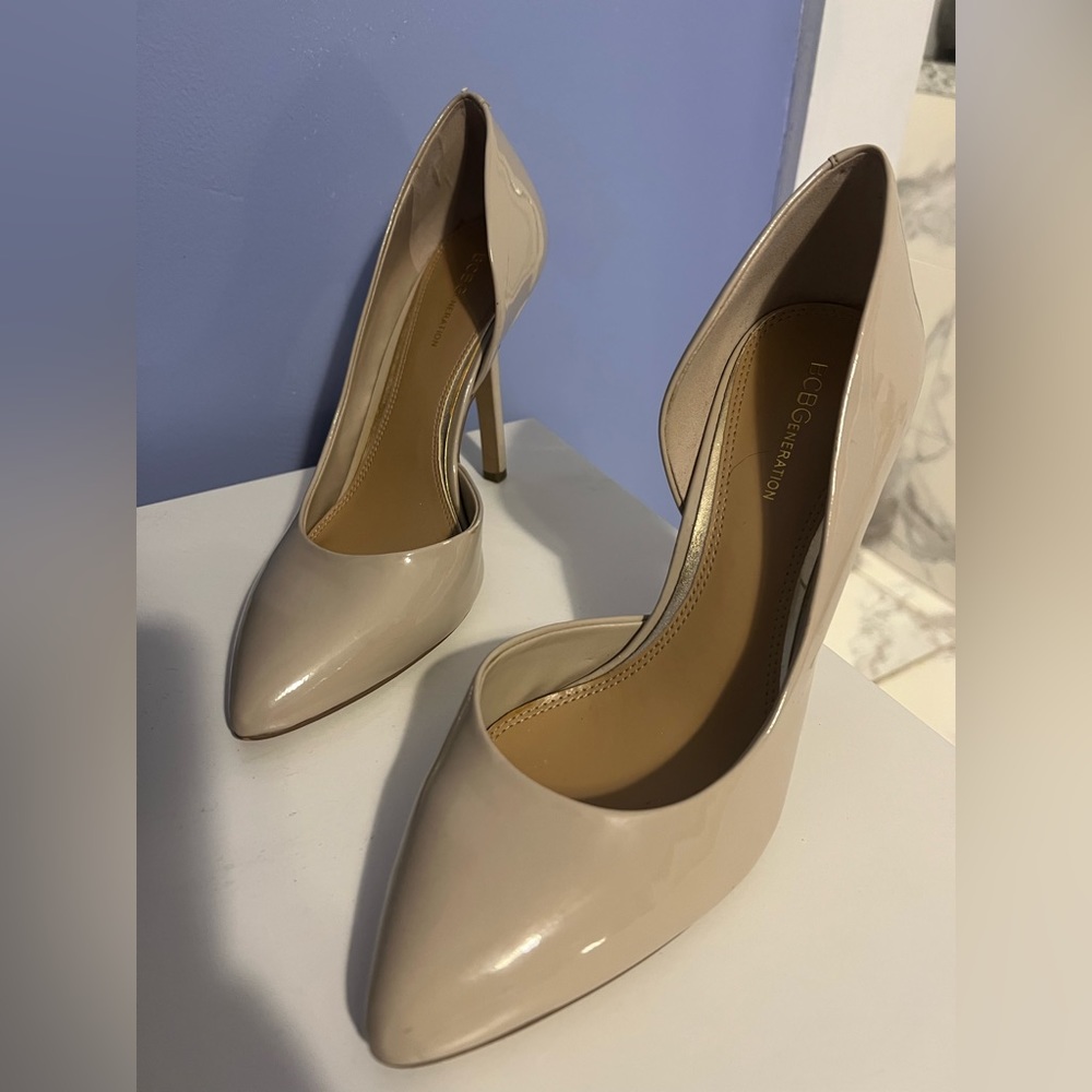 BCBG Nude pumps!
